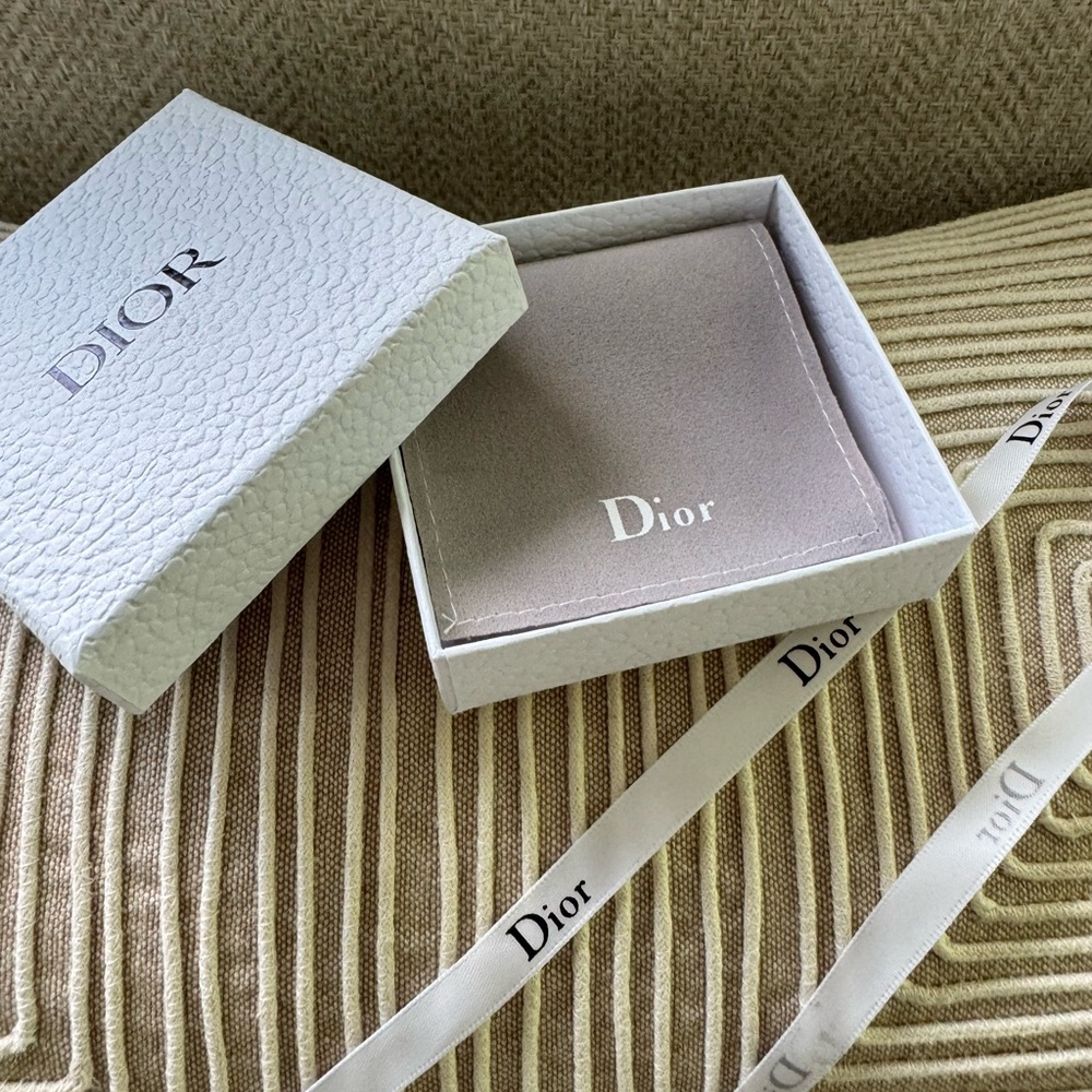 Dior Black and White Textured box - Picture 2 of 3